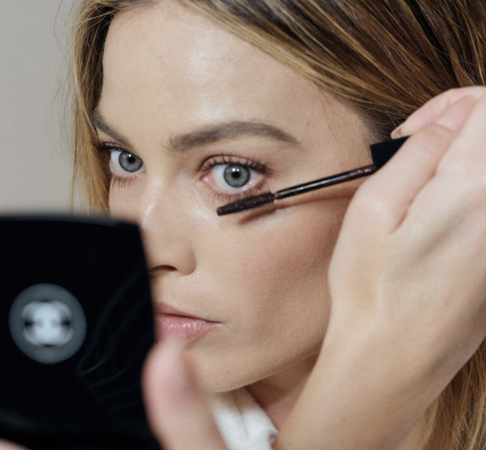 LEARN HOW TO GET MARGOT ROBBIE’S LATEST RED-CARPET BEAUTY LOOK